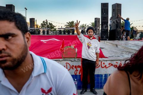 31 juillet 2013 : depuis 4 soirs, les tunisiois se réunissent sur la place devant l'Assemblée Nationale dans le quartier du Bardo de Tunis. Autour des sitins nocturnes des députés en grève, la population vient manifester son mécontement suite à l'assassinat du député Mohamed Brahmi et des 8 militaires au Jebel Chambi