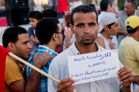 31 juillet 2013 : depuis 4 soirs, les tunisiois se réunissent sur la place devant l'Assemblée Nationale dans le quartier du Bardo de Tunis. Autour des sitins nocturnes des députés en grève, la population vient manifester son mécontement suite à l'assassinat du député Mohamed Brahmi et des 8 militaires au Jebel Chambi