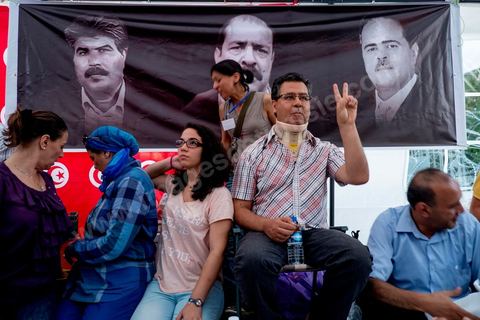 31 juillet 2013 : Stand des députés en gréve. depuis 4 soirs, les tunisiois se réunissent sur la place devant l'Assemblée Nationale dans le quartier du Bardo de Tunis. Autour des sitins nocturnes des députés en grève, la population vient manifester son mécontement suite à l'assassinat du député Mohamed Brahmi et des 8 militaires au Jebel Chambi