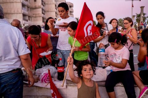 31 juillet 2013 : Rupture de jeune et diner de l'iftar tous ensemble sur la plce du Bardo. depuis 4 soirs, les tunisiois se réunissent sur la place devant l'Assemblée Nationale dans le quartier du Bardo de Tunis. Autour des sitins nocturnes des députés en grève, la population vient manifester son mécontement suite à l'assassinat du député Mohamed Brahmi et des 8 militaires au Jebel Chambi
