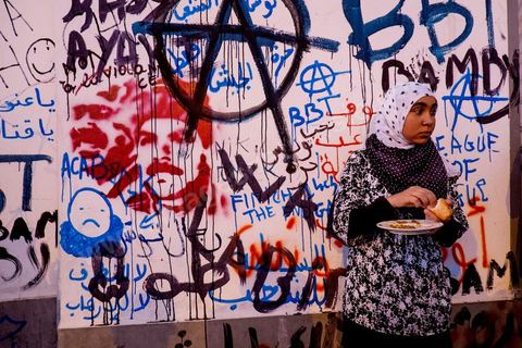 31 juillet 2013 : Rupture de jeune et diner de l'iftar tous ensemble sur la plce du Bardo. depuis 4 soirs, les tunisiois se réunissent sur la place devant l'Assemblée Nationale dans le quartier du Bardo de Tunis. Autour des sitins nocturnes des députés en grève, la population vient manifester son mécontement suite à l'assassinat du député Mohamed Brahmi et des 8 militaires au Jebel Chambi