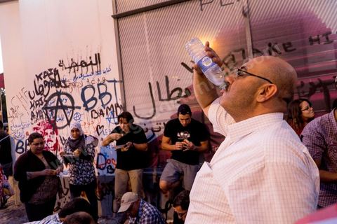 31 juillet 2013 : Rupture de jeune et diner de l'iftar tous ensemble sur la plce du Bardo. depuis 4 soirs, les tunisiois se réunissent sur la place devant l'Assemblée Nationale dans le quartier du Bardo de Tunis. Autour des sitins nocturnes des députés en grève, la population vient manifester son mécontement suite à l'assassinat du député Mohamed Brahmi et des 8 militaires au Jebel Chambi