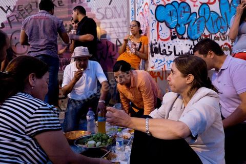 31 juillet 2013 : Maya Jribi, députée, Rupture de jeune et diner de l'iftar tous ensemble sur la plce du Bardo. depuis 4 soirs, les tunisiois se réunissent sur la place devant l'Assemblée Nationale dans le quartier du Bardo de Tunis. Autour des sitins nocturnes des députés en grève, la population vient manifester son mécontement suite à l'assassinat du député Mohamed Brahmi et des 8 militaires au Jebel Chambi
