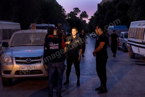 31 juillet 2013 : Interview de policiers. depuis 4 soirs, les tunisiois se réunissent sur la place devant l'Assemblée Nationale dans le quartier du Bardo de Tunis. Autour des sitins nocturnes des députés en grève, la population vient manifester son mécontement suite à l'assassinat du député Mohamed Brahmi et des 8 militaires au Jebel Chambi
