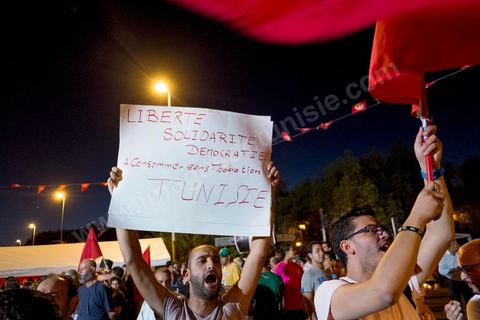 31 juillet 2013 : depuis 4 soirs, les tunisiois se réunissent sur la place devant l'Assemblée Nationale dans le quartier du Bardo de Tunis. Autour des sitins nocturnes des députés en grève, la population vient manifester son mécontement suite à l'assassinat du député Mohamed Brahmi et des 8 militaires au Jebel Chambi