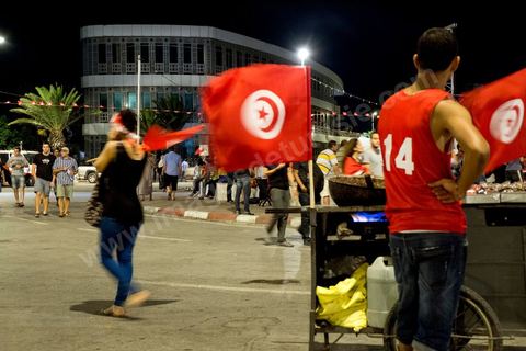 31 juillet 2013 : depuis 4 soirs, les tunisiois se réunissent sur la place devant l'Assemblée Nationale dans le quartier du Bardo de Tunis. Autour des sitins nocturnes des députés en grève, la population vient manifester son mécontement suite à l'assassinat du député Mohamed Brahmi et des 8 militaires au Jebel Chambi