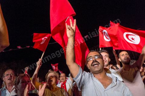 31 juillet 2013 : depuis 4 soirs, les tunisiois se réunissent sur la place devant l'Assemblée Nationale dans le quartier du Bardo de Tunis. Autour des sitins nocturnes des députés en grève, la population vient manifester son mécontement suite à l'assassinat du député Mohamed Brahmi et des 8 militaires au Jebel Chambi
