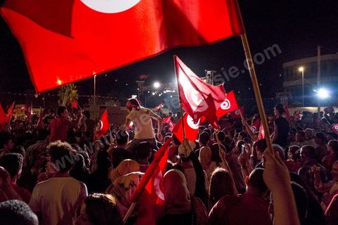 31 juillet 2013 : depuis 4 soirs, les tunisiois se réunissent sur la place devant l'Assemblée Nationale dans le quartier du Bardo de Tunis. Autour des sitins nocturnes des députés en grève, la population vient manifester son mécontement suite à l'assassinat du député Mohamed Brahmi et des 8 militaires au Jebel Chambi