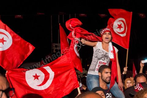 31 juillet 2013 : depuis 4 soirs, les tunisiois se réunissent sur la place devant l'Assemblée Nationale dans le quartier du Bardo de Tunis. Autour des sitins nocturnes des députés en grève, la population vient manifester son mécontement suite à l'assassinat du député Mohamed Brahmi et des 8 militaires au Jebel Chambi