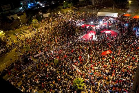 31 juillet 2013 : Vers 22h la place se remplit pour une grande soirée ramadanesque autour d'un podium. depuis 4 soirs, les tunisiois se réunissent sur la place devant l'Assemblée Nationale dans le quartier du Bardo de Tunis. Autour des sitins nocturnes des députés en grève, la population vient manifester son mécontement suite à l'assassinat du député Mohamed Brahmi et des 8 militaires au Jebel Chambi