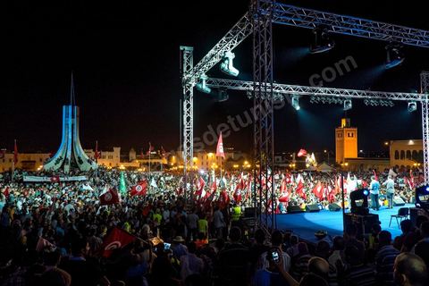 3 août 2013 : une grande scène, lieu de discours politiques. Plus de 50 000 manifestants à l'appel du parti islamiste au pouvoir Ennahdha grand rassemblement à la place d ela Kasbah à Tunis en réponse aux rassemblements de l'opposition au Bardo suit à l'assassinat du député de gauche Brahmi et des 8 militaires à Chambi.