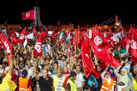 3 août 2013 : Plus de 50 000 manifestants à l'appel du parti islamiste au pouvoir Ennahdha grand rassemblement à la place d ela Kasbah à Tunis en réponse aux rassemblements de l'opposition au Bardo suit à l'assassinat du député de gauche Brahmi et des 8 militaires à Chambi.