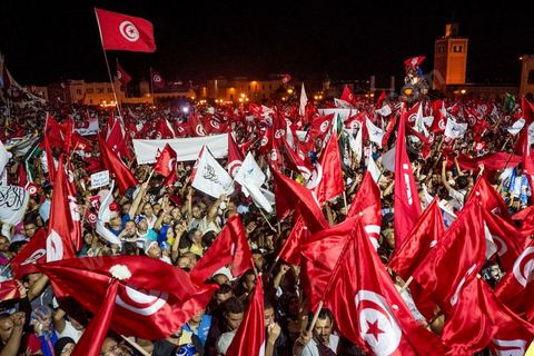 3 août 2013 : Plus de 50 000 manifestants à l'appel du parti islamiste au pouvoir Ennahdha grand rassemblement à la place d ela Kasbah à Tunis en réponse aux rassemblements de l'opposition au Bardo suit à l'assassinat du député de gauche Brahmi et des 8 militaires à Chambi.