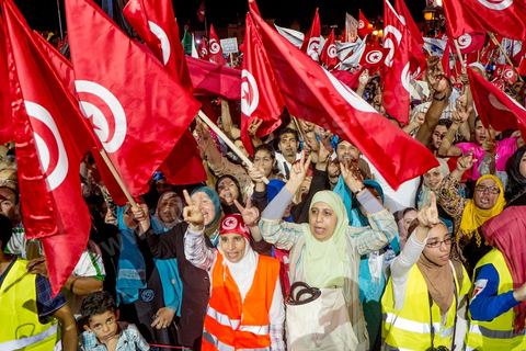 3 août 2013 : Plus de 50 000 manifestants à l'appel du parti islamiste au pouvoir Ennahdha grand rassemblement à la place d ela Kasbah à Tunis en réponse aux rassemblements de l'opposition au Bardo suit à l'assassinat du député de gauche Brahmi et des 8 militaires à Chambi.
