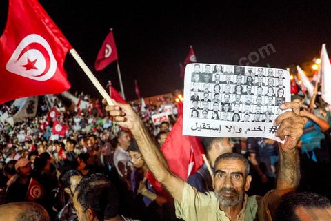 3 août 2013 : ils brandissent la liste des 53 dépités de l'opposition qui se sont retirés de l'ANC, "travaille ou bien démissionne". Plus de 50 000 manifestants à l'appel du parti islamiste au pouvoir Ennahdha grand rassemblement à la place d ela Kasbah à Tunis en réponse aux rassemblements de l'opposition au Bardo suit à l'assassinat du député de gauche Brahmi et des 8 militaires à Chambi.