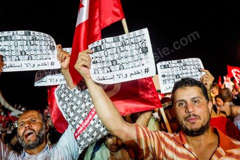 3 août 2013 : Plus de 50 000 manifestants à l'appel du parti islamiste au pouvoir Ennahdha grand rassemblement à la place d ela Kasbah à Tunis en réponse aux rassemblements de l'opposition au Bardo suit à l'assassinat du député de gauche Brahmi et des 8 militaires à Chambi.