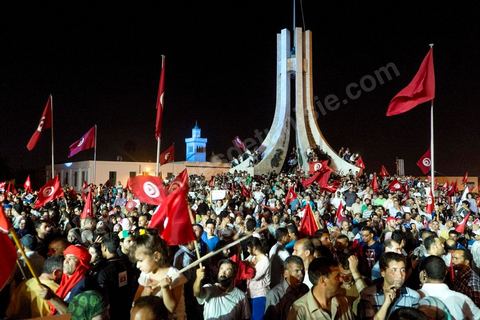 3 août 2013 : Plus de 50 000 manifestants à l'appel du parti islamiste au pouvoir Ennahdha grand rassemblement à la place d ela Kasbah à Tunis en réponse aux rassemblements de l'opposition au Bardo suit à l'assassinat du député de gauche Brahmi et des 8 militaires à Chambi.