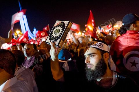 3 août 2013 : Plus de 50 000 manifestants à l'appel du parti islamiste au pouvoir Ennahdha grand rassemblement à la place d ela Kasbah à Tunis en réponse aux rassemblements de l'opposition au Bardo suit à l'assassinat du député de gauche Brahmi et des 8 militaires à Chambi.