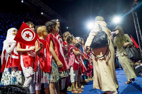 3 août 2013 : des juenes et jeuens garçons en tenues militaires venus  chanter l'hymne national. Plus de 50 000 manifestants à l'appel du parti islamiste au pouvoir Ennahdha grand rassemblement à la place d ela Kasbah à Tunis en réponse aux rassemblements de l'opposition au Bardo suit à l'assassinat du député de gauche Brahmi et des 8 militaires à Chambi.