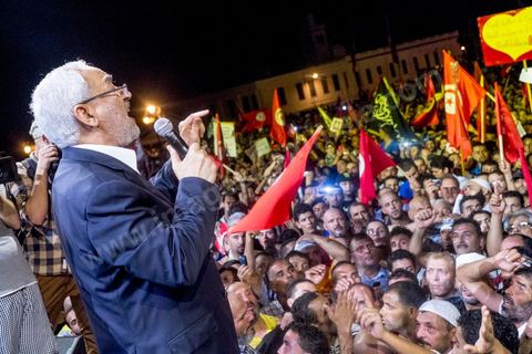 3 août 2013 : discours de Rached Ghannouchi, leader et président du parti Ennahdha. Plus de 50 000 manifestants à l'appel du parti islamiste au pouvoir Ennahdha grand rassemblement à la place d ela Kasbah à Tunis en réponse aux rassemblements de l'opposition au Bardo suit à l'assassinat du député de gauche Brahmi et des 8 militaires à Chambi.