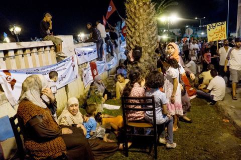 3 août 2013 : Plus de 50 000 manifestants à l'appel du parti islamiste au pouvoir Ennahdha grand rassemblement à la place d ela Kasbah à Tunis en réponse aux rassemblements de l'opposition au Bardo suit à l'assassinat du député de gauche Brahmi et des 8 militaires à Chambi.