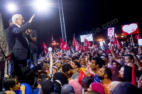3 août 2013 : discours de Rached Ghannouchi, leader et président du parti Ennahdha. Plus de 50 000 manifestants à l'appel du parti islamiste au pouvoir Ennahdha grand rassemblement à la place d ela Kasbah à Tunis en réponse aux rassemblements de l'opposition au Bardo suit à l'assassinat du député de gauche Brahmi et des 8 militaires à Chambi.
