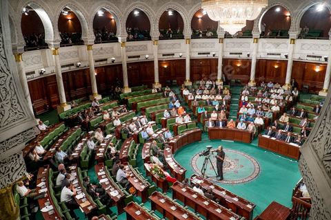 06 août 2013 : première séance de l'Assemblée depuis l'assassinat du député Mohamed Brahmi. La séance plénière débute par un long hommage au martyr avec prières et discours en présence des députés, hormis les 57 en retrait, du Premier Ministre et des ministres de l'Intérieur et de la Défense qui par leurs discours exposeront la situation dans le pays.