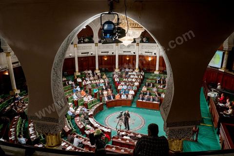 06 août 2013 : première séance de l'Assemblée depuis l'assassinat du député Mohamed Brahmi. La séance plénière débute par un long hommage au martyr avec prières et discours en présence des députés, hormis les 57 en retrait, du Premier Ministre et des ministres de l'Intérieur et de la Défense qui par leurs discours exposeront la situation dans le pays.