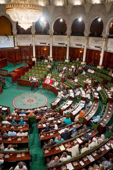 06 août 2013 : première séance de l'Assemblée depuis l'assassinat du député Mohamed Brahmi. La séance plénière débute par un long hommage au martyr avec prières et discours en présence des députés, hormis les 57 en retrait, du Premier Ministre et des ministres de l'Intérieur et de la Défense qui par leurs discours exposeront la situation dans le pays.
