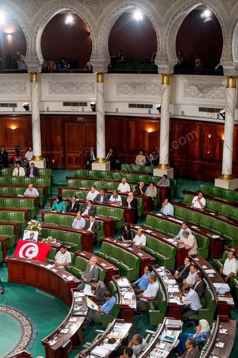 06 août 2013 : première séance de l'Assemblée depuis l'assassinat du député Mohamed Brahmi. La séance plénière débute par un long hommage au martyr avec prières et discours en présence des députés, hormis les 57 en retrait, du Premier Ministre et des ministres de l'Intérieur et de la Défense qui par leurs discours exposeront la situation dans le pays.