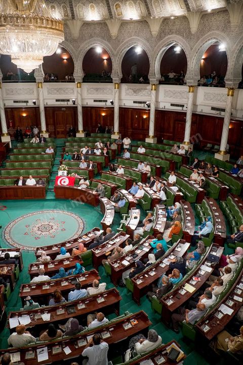 06 août 2013 : première séance de l'Assemblée depuis l'assassinat du député Mohamed Brahmi. La séance plénière débute par un long hommage au martyr avec prières et discours en présence des députés, hormis les 57 en retrait, du Premier Ministre et des ministres de l'Intérieur et de la Défense qui par leurs discours exposeront la situation dans le pays.