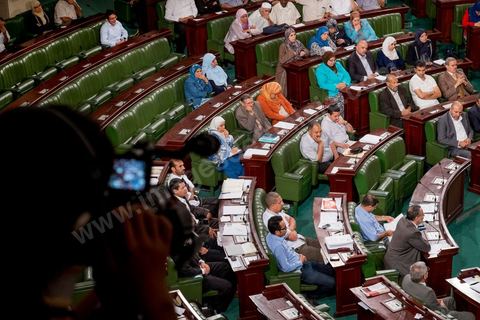 06 août 2013 : première séance de l'Assemblée depuis l'assassinat du député Mohamed Brahmi. La séance plénière débute par un long hommage au martyr avec prières et discours en présence des députés, hormis les 57 en retrait, du Premier Ministre et des ministres de l'Intérieur et de la Défense qui par leurs discours exposeront la situation dans le pays.