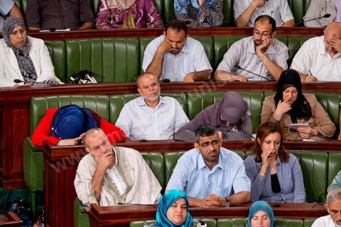06 août 2013 : larlmes dans les rangs des députés nahdhaouistes durant l'hommage à Mohamed Brahmi à la première séance de l'Assemblée depuis l'assassinat du député Mohamed Brahmi. La séance plénière débute par un long hommage au martyr avec prières et discours en présence des députés, hormis les 57 en retrait, du Premier Ministre et des ministres de l'Intérieur et de la Défense qui par leurs discours exposeront la situation dans le pays.