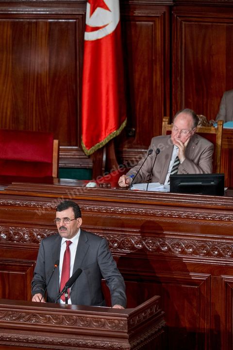 06 août 2013 : discours de Ali Larayedh, Premier Ministre, à la  première séance de l'Assemblée depuis l'assassinat du député Mohamed Brahmi. La séance plénière débute par un long hommage au martyr avec prières et discours en présence des députés, hormis les 57 en retrait, du Premier Ministre et des ministres de l'Intérieur et de la Défense qui par leurs discours exposeront la situation dans le pays.