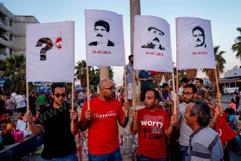 6 août 2013 : portraits des martyrs politiques assassinés cette année lors du grand appel pour un rassemblemnt autour des députés en sitin pour une grande soirée en hommage aux martyrs. En cette soirée de la commémoration des 6 mois de l'assasinat de Chokri Belaid, près de 60 000 opposants au régime se réunissent.