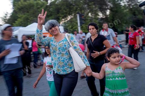 6 août 2013 : arrivée de Basma Khalfaoui et ses filles, veuve de Chokri Belaid, lors du grand appel pour un rassemblemnt autour des députés en sitin pour une grande soirée en hommage aux martyrs. En cette soirée de la commémoration des 6 mois de l'assasinat de Chokri Belaid, près de 60 000 opposants au régime se réunissent.