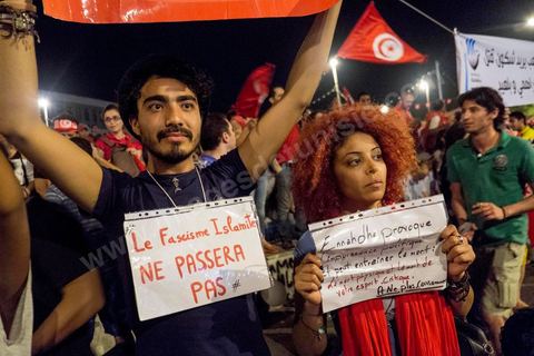 6 août 2013 : grand appel pour un rassemblemnt autour des députés en sitin pour une grande soirée en hommage aux martyrs. En cette soirée de la commémoration des 6 mois de l'assasinat de Chokri Belaid, près de 60 000 opposants au régime se réunissent.
