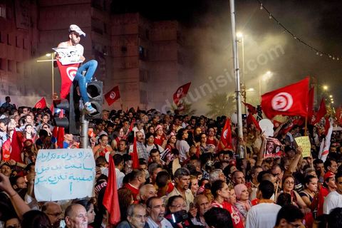 6 août 2013 : grand appel pour un rassemblemnt autour des députés en sitin pour une grande soirée en hommage aux martyrs. En cette soirée de la commémoration des 6 mois de l'assasinat de Chokri Belaid, près de 60 000 opposants au régime se réunissent.