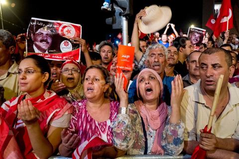 6 août 2013 : Grande émotion des générations présentes lors de la prière pour les martyrs lors du grand appel pour un rassemblemnt autour des députés en sitin pour une grande soirée en hommage aux martyrs. En cette soirée de la commémoration des 6 mois de l'assasinat de Chokri Belaid, près de 60 000 opposants au régime se réunissent.