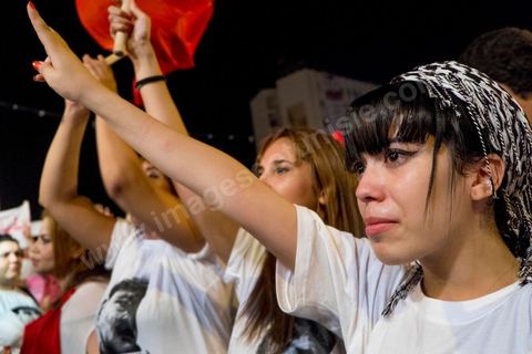 6 août 2013 : Grande émotion des générations présentes lors de la prière pour les martyrs lors du grand appel pour un rassemblemnt autour des députés en sitin pour une grande soirée en hommage aux martyrs. En cette soirée de la commémoration des 6 mois de l'assasinat de Chokri Belaid, près de 60 000 opposants au régime se réunissent.