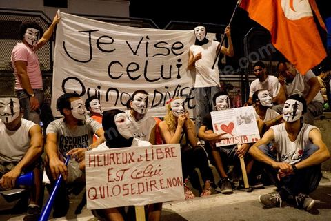 6 août 2013 : grand appel pour un rassemblemnt autour des députés en sitin pour une grande soirée en hommage aux martyrs. En cette soirée de la commémoration des 6 mois de l'assasinat de Chokri Belaid, près de 60 000 opposants au régime se réunissent.