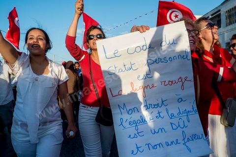 13 août 2013 : à l'appel de l'opposition en sit in au Bardo depuis deux semaines, grande mobilisation pour la fête de la femme au Bardo. Plus de 25000 manifestants venus soutenir l'opposition pour appeler au départ du gouvernement de Ennahdha. A cette occasion le nouveau Front de Salut Nationale annonce une campagne "dégage" à partir de demain contre tous les nommés par Ennahda. Et le 24 août "c'est mobilisation générale pour le début de la semaine du départ".