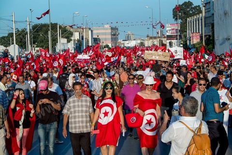 13 août 2013 : à l'appel de l'opposition en sit in au Bardo depuis deux semaines, grande mobilisation pour la fête de la femme au Bardo. Plus de 25000 manifestants venus soutenir l'opposition pour appeler au départ du gouvernement de Ennahdha. A cette occasion le nouveau Front de Salut Nationale annonce une campagne "dégage" à partir de demain contre tous les nommés par Ennahda. Et le 24 août "c'est mobilisation générale pour le début de la semaine du départ".