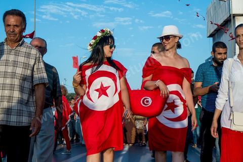 13 août 2013 : à l'appel de l'opposition en sit in au Bardo depuis deux semaines, grande mobilisation pour la fête de la femme au Bardo. Plus de 25000 manifestants venus soutenir l'opposition pour appeler au départ du gouvernement de Ennahdha. A cette occasion le nouveau Front de Salut Nationale annonce une campagne "dégage" à partir de demain contre tous les nommés par Ennahda. Et le 24 août "c'est mobilisation générale pour le début de la semaine du départ".