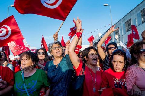 13 août 2013 : Besma Khalfaoui, veuve de Chokri Belaid, à l'appel de l'opposition en sit in au Bardo depuis deux semaines, grande mobilisation pour la fête de la femme au Bardo. Plus de 25000 manifestants venus soutenir l'opposition pour appeler au départ du gouvernement de Ennahdha. A cette occasion le nouveau Front de Salut Nationale annonce une campagne "dégage" à partir de demain contre tous les nommés par Ennahda. Et le 24 août "c'est mobilisation générale pour le début de la semaine du départ".