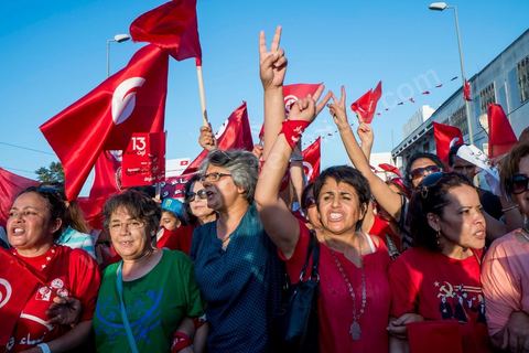 13 août 2013 : à l'appel de l'opposition en sit in au Bardo depuis deux semaines, grande mobilisation pour la fête de la femme au Bardo. Plus de 25000 manifestants venus soutenir l'opposition pour appeler au départ du gouvernement de Ennahdha. A cette occasion le nouveau Front de Salut Nationale annonce une campagne "dégage" à partir de demain contre tous les nommés par Ennahda. Et le 24 août "c'est mobilisation générale pour le début de la semaine du départ".