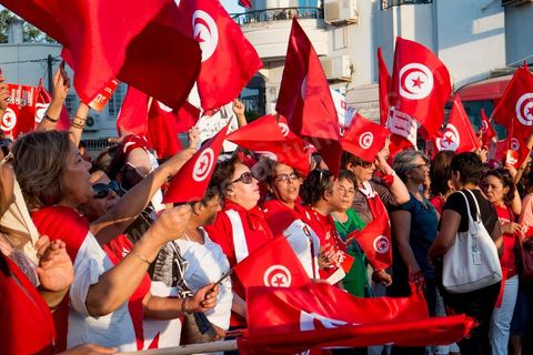 13 août 2013 : à l'appel de l'opposition en sit in au Bardo depuis deux semaines, grande mobilisation pour la fête de la femme au Bardo. Plus de 25000 manifestants venus soutenir l'opposition pour appeler au départ du gouvernement de Ennahdha. A cette occasion le nouveau Front de Salut Nationale annonce une campagne "dégage" à partir de demain contre tous les nommés par Ennahda. Et le 24 août "c'est mobilisation générale pour le début de la semaine du départ".