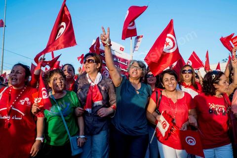13 août 2013 : Besma Khalfaoui, veuve de Chokri Belaid, à l'appel de l'opposition en sit in au Bardo depuis deux semaines, grande mobilisation pour la fête de la femme au Bardo. Plus de 25000 manifestants venus soutenir l'opposition pour appeler au départ du gouvernement de Ennahdha. A cette occasion le nouveau Front de Salut Nationale annonce une campagne "dégage" à partir de demain contre tous les nommés par Ennahda. Et le 24 août "c'est mobilisation générale pour le début de la semaine du départ".