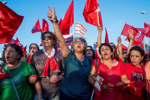 13 août 2013 : à l'appel de l'opposition en sit in au Bardo depuis deux semaines, grande mobilisation pour la fête de la femme au Bardo. Plus de 25000 manifestants venus soutenir l'opposition pour appeler au départ du gouvernement de Ennahdha. A cette occasion le nouveau Front de Salut Nationale annonce une campagne "dégage" à partir de demain contre tous les nommés par Ennahda. Et le 24 août "c'est mobilisation générale pour le début de la semaine du départ".