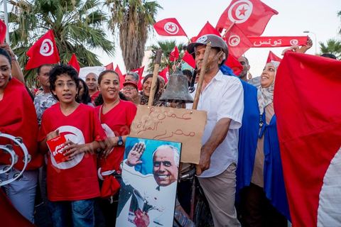 13 août 2013 : à l'appel de l'opposition en sit in au Bardo depuis deux semaines, grande mobilisation pour la fête de la femme au Bardo. Plus de 25000 manifestants venus soutenir l'opposition pour appeler au départ du gouvernement de Ennahdha. A cette occasion le nouveau Front de Salut Nationale annonce une campagne "dégage" à partir de demain contre tous les nommés par Ennahda. Et le 24 août "c'est mobilisation générale pour le début de la semaine du départ".